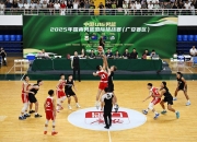 开云体育入口-国际篮球比赛中出现惊险一幕