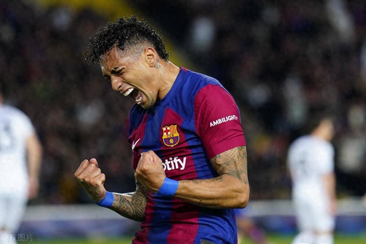 包含英格兰绝杀AC米兰，莱万关键制胜的词条