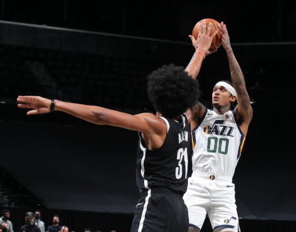 包含爵士力克篮网B队，萨姆·米切尔统治全场的词条