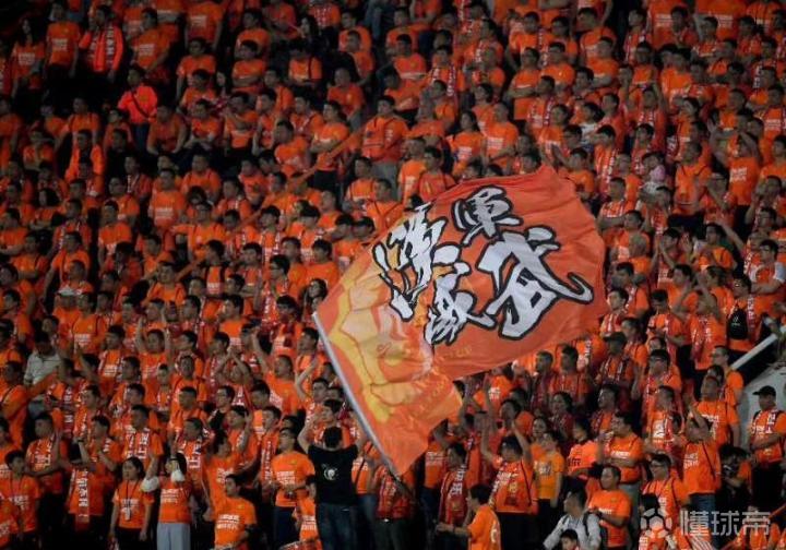 黑龙江FC球迷大规模涌入球场,为球队加油助威的简单介绍 黑龙江FC球迷大规模涌入球场,为球队加油助威的简单介绍