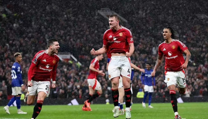 阿森纳客场惨遭曼联逆转,球队出现危机的简单介绍 阿森纳客场惨遭曼联逆转,球队出现危机的简单介绍