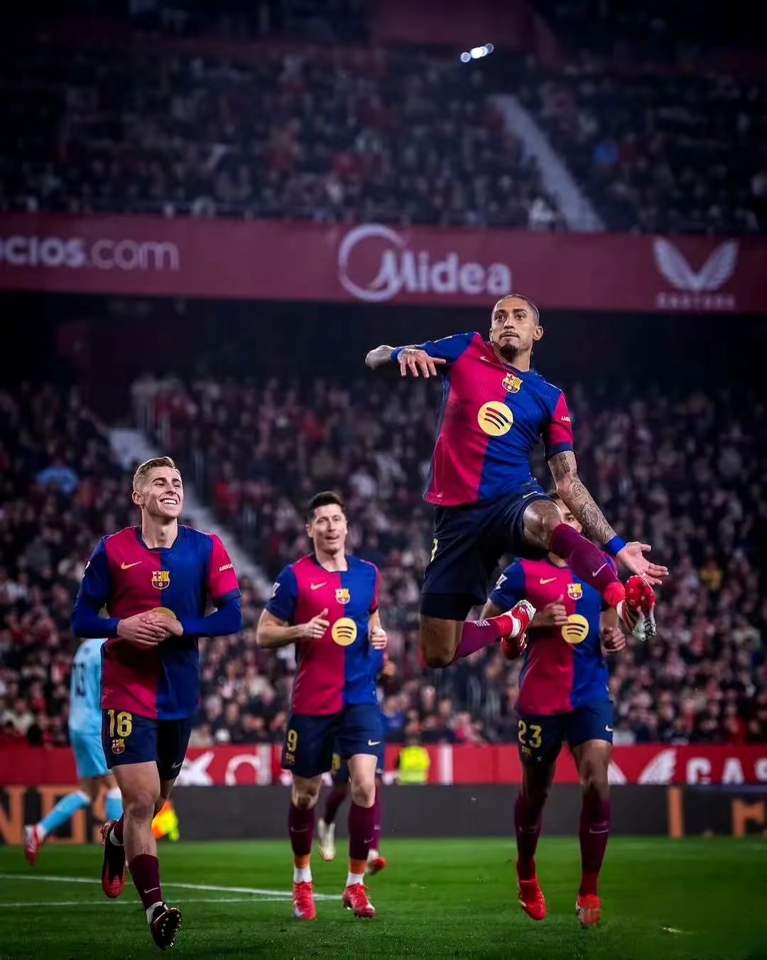 包含巴塞罗那取得胜利，稳占积分榜榜首的词条