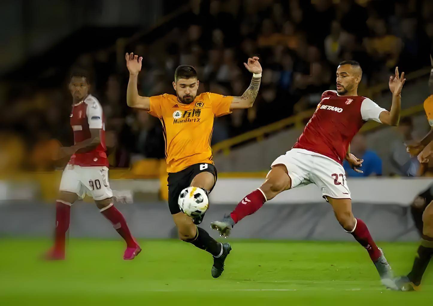 包含阿斯顿维拉主场大捷，英格兰顶级联赛保级形势稳定的词条