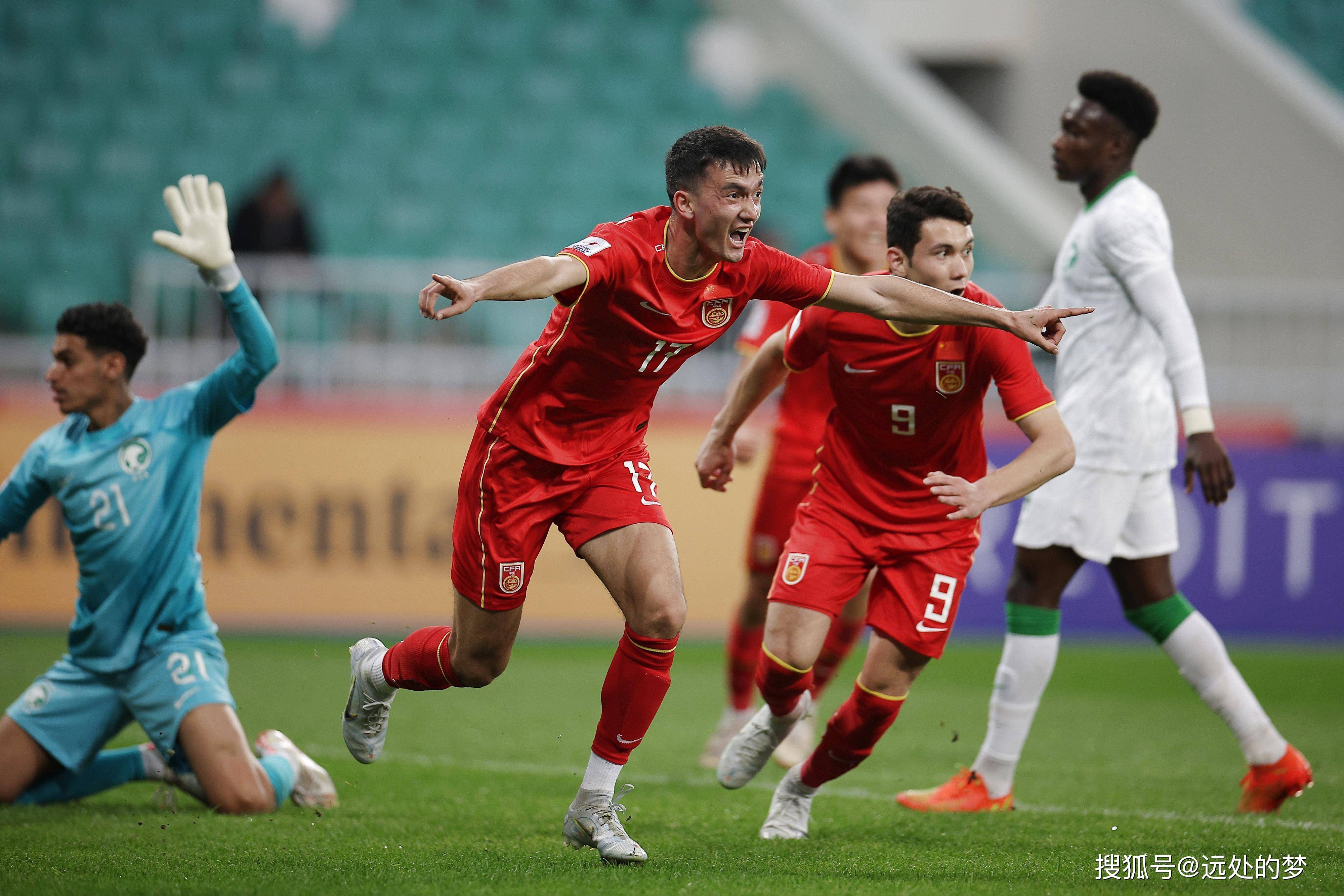 包含亚洲杯决赛圈比赛在紧锣密鼓进行中的词条