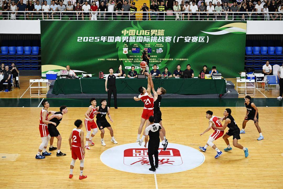 国际篮球比赛中出现惊险一幕 国际篮球比赛中出现惊险一幕