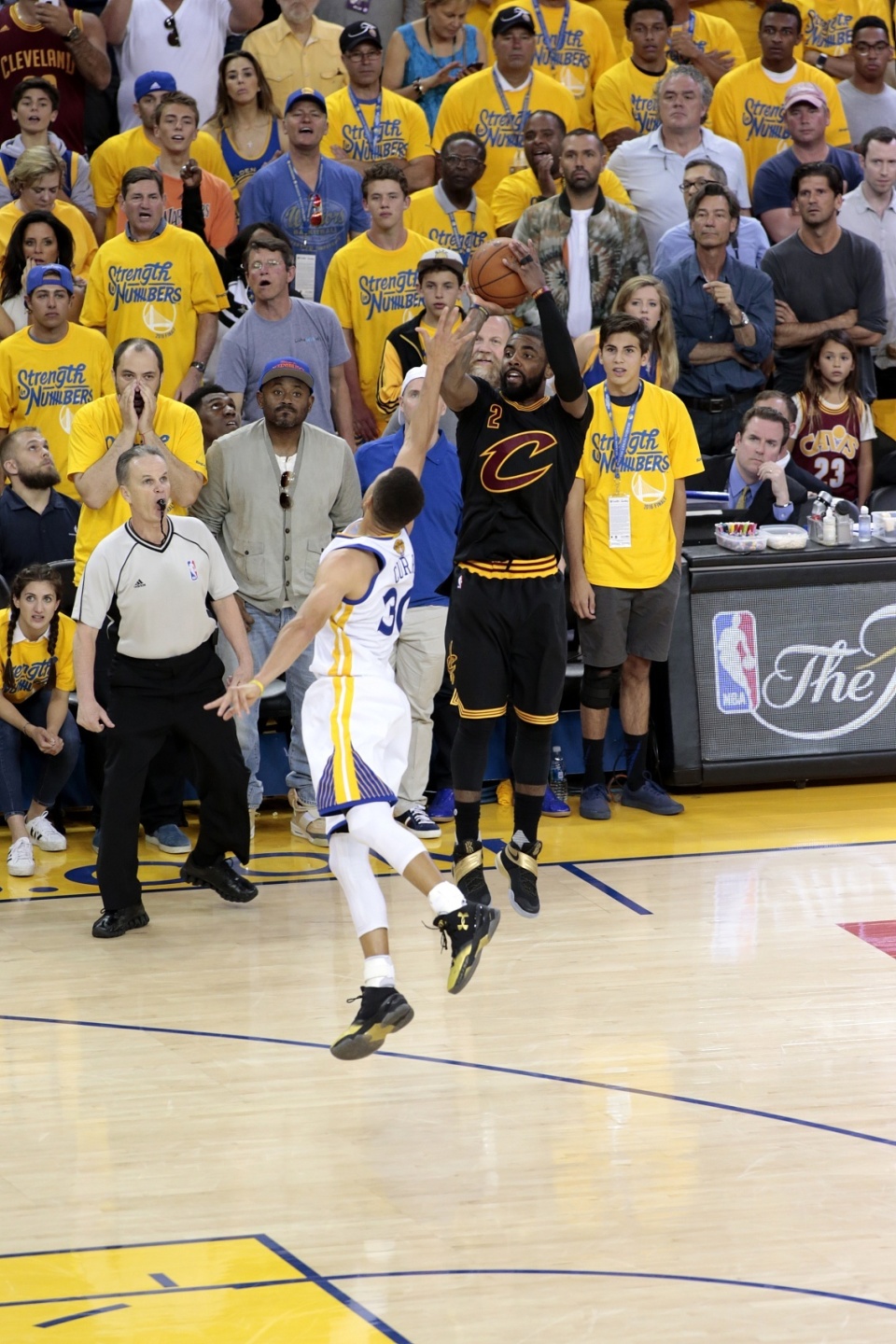 爵士力克新疆队,欧文点燃赛场的简单介绍 爵士力克新疆队,欧文点燃赛场的简单介绍