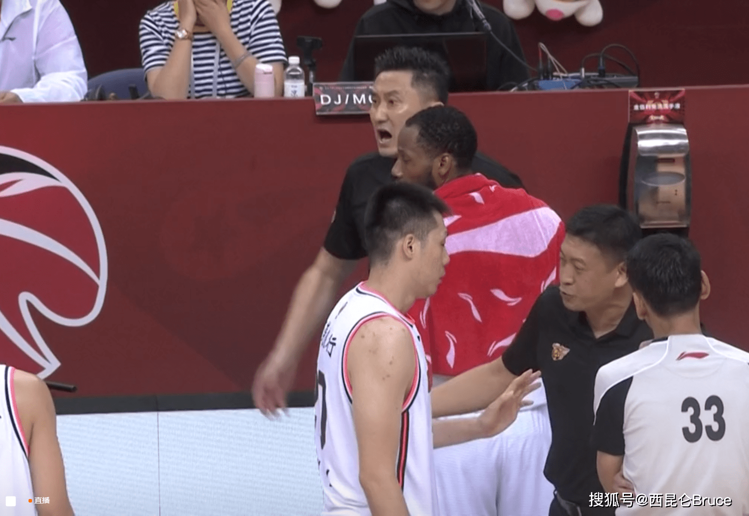 北京队逆转四川队,克莱带队取胜 北京队逆转四川队,克莱带队取胜